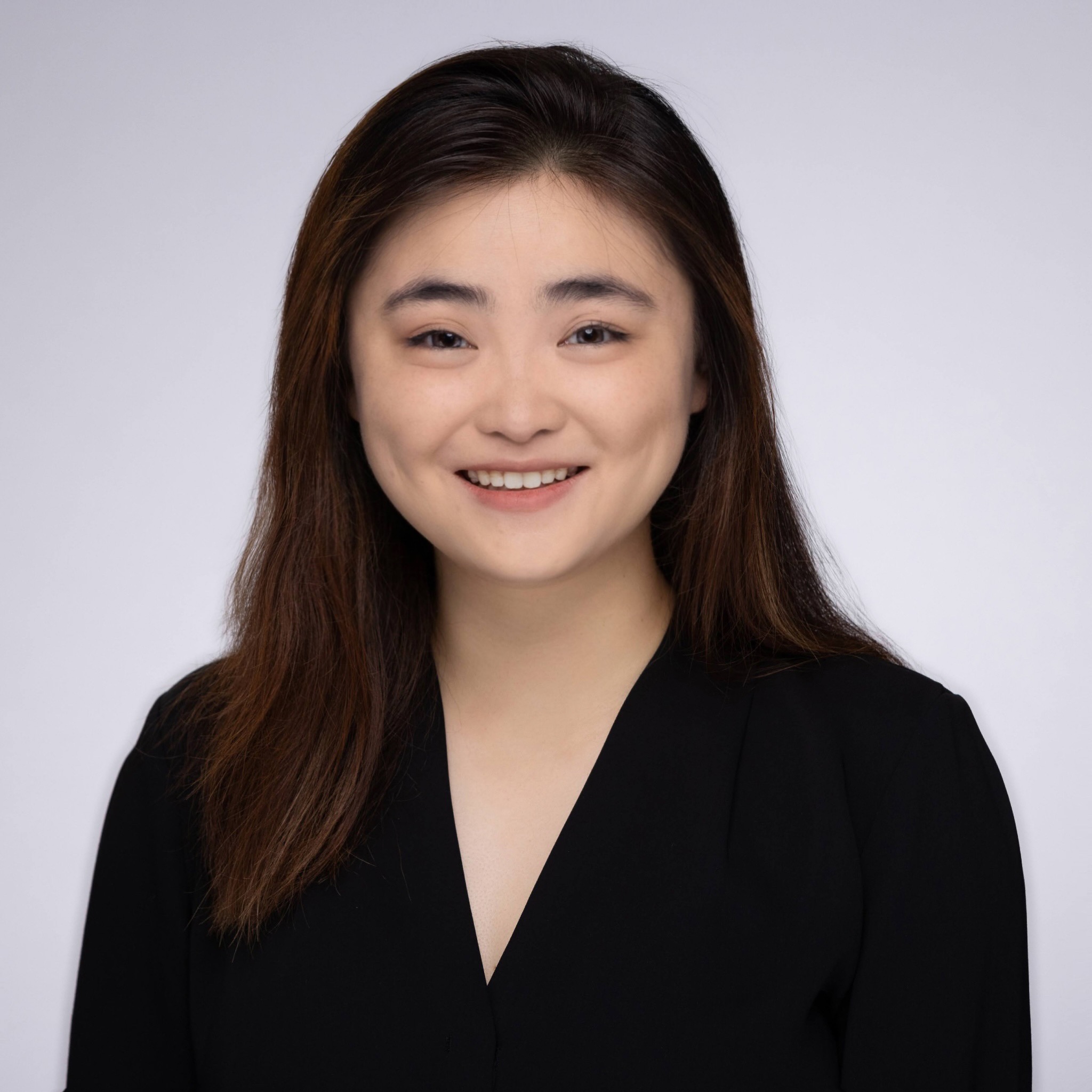 Kelly's professional headshot